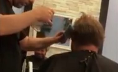 Stilisti i flokëve vazhdonte punën, pa ditur se klienti tullac tallej me të (Video)