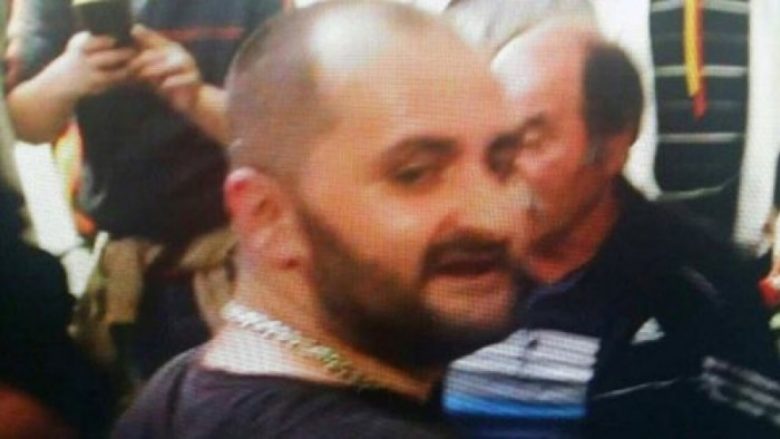 Sulmohet fizikisht një ndër sulmuesit e Selës në burgun e Shkupit