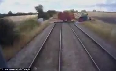 Traktoristi fatlum shmang trenin që lëvizte me shpejtësi (Video)