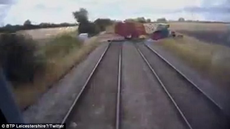 Traktoristi fatlum shmang trenin që lëvizte me shpejtësi (Video)