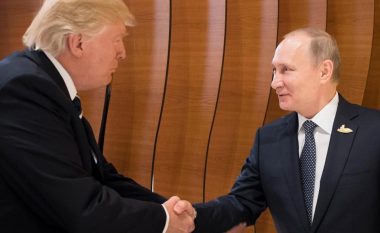 Gjuha e trupit në takimin historik: Trumpi e “gozhdoi” Putinin (Foto/Video)