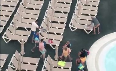 Turistët zgjohen herët që të zënë shtretërit e preferuar pranë pishinës (Video)