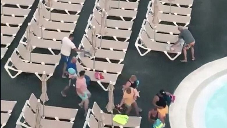 Turistët zgjohen herët që të zënë shtretërit e preferuar pranë pishinës (Video)