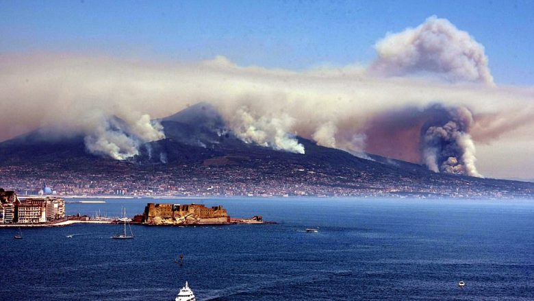 Tymi që dilte nga mali, formon atë që duket si kafka e njeriut (Foto)