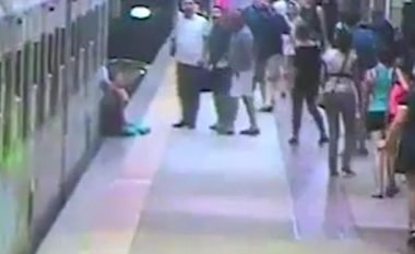 Tërhiqet zvarrë nga treni, shoferi nuk shihte sepse ishte i zënë me një sandviç (Video)