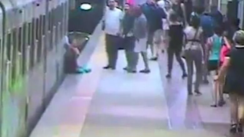 Tërhiqet zvarrë nga treni, shoferi nuk shihte sepse ishte i zënë me një sandviç (Video)
