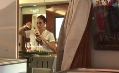 Udhëtarja kapi stjuardesën duke kthyer shampanjën nga gota në shishe (Video)
