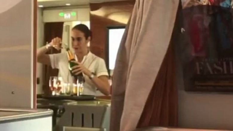 Udhëtarja kapi stjuardesën duke kthyer shampanjën nga gota në shishe (Video)