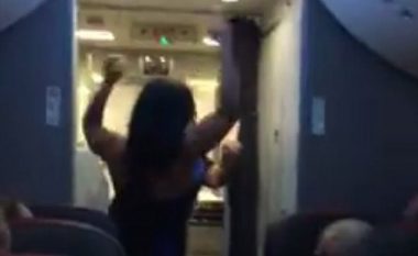 Udhëtarja problematike e detyroi shtyrjen e fluturimit për katër orë (Video)