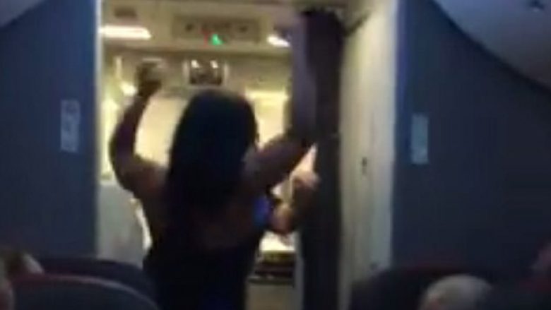 Udhëtarja problematike e detyroi shtyrjen e fluturimit për katër orë (Video)