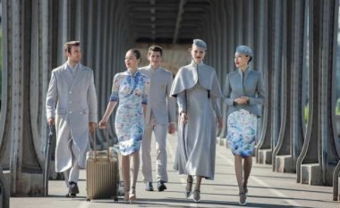 Uniformat e stjuardesave që ngjajnë më shumë me veshjet e modeleve të pasarelave (Foto)