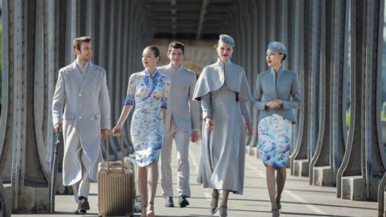 Uniformat e stjuardesave që ngjajnë më shumë me veshjet e modeleve të pasarelave (Foto)