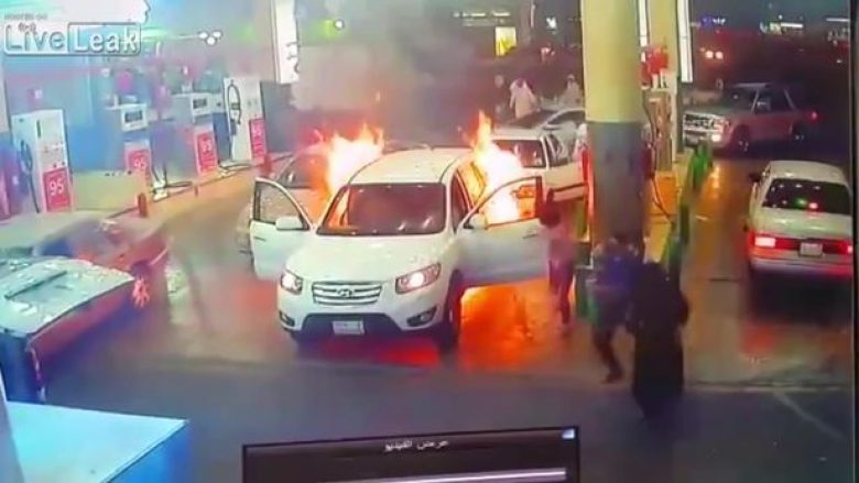 Vetura përfshihet nga zjarri në pompën e benzinës, të pranishmit veprojnë me shpejtësi (Video)
