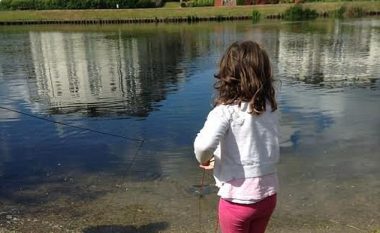 Teksa luante me shkopin me magnet, vogëlushja gjeti pesëmijë plumba të hedhur në lumë (Foto)