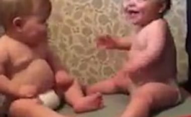 Vogëlushët nuk ndalojnë së qeshuri, derisa qëndrojnë sipër makinës që dridhet (Video)