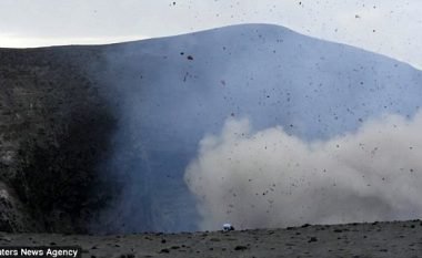 Vullkani i shpërtheu disa metra larg, derisa përpiqej ta fotografonte kraterin (Video)