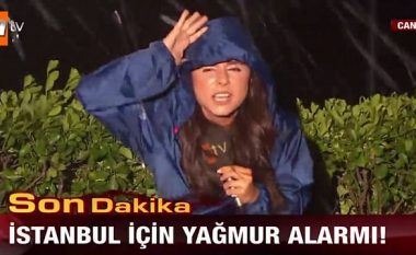 Vështirësitë e gazetares turke gjatë raportimit nga zona me stuhi (Video)