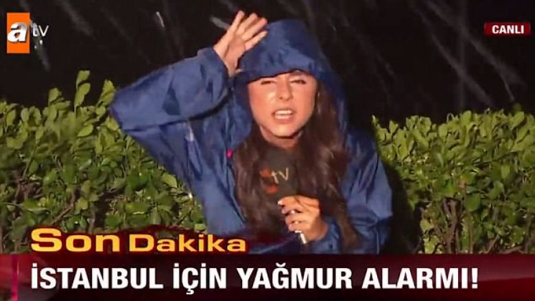 Vështirësitë e gazetares turke gjatë raportimit nga zona me stuhi (Video)