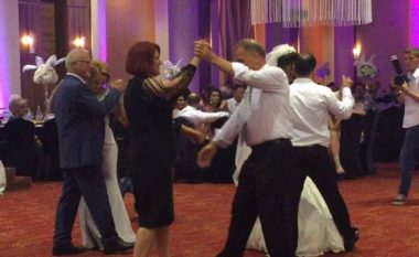 Vallëzimit të parë të çiftit Grabovci, i bashkohet edhe Ademi me gruan  (Video)