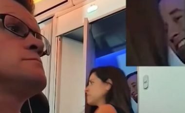 E kuptoi se po bënin seks në tualetin e aeroplanit, nxori telefonin dhe regjistroi çdo gjë (Video,+16)