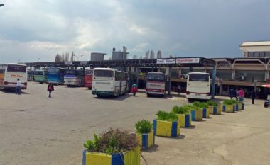 Autobusët nga Kosova nuk lejohen të kalojën në rrugën “Pavarësia”, lejohen të huajt “që janë më shumë në numër”