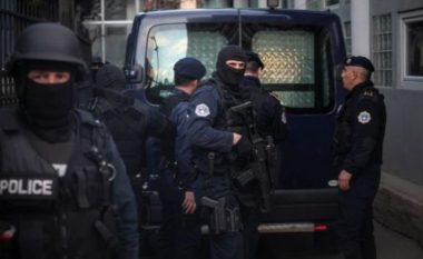 EULEX dhe policia kanë rrethuar shtëpinë e Agron Sylejmanit, i dyshuar për vrasje të pasluftës