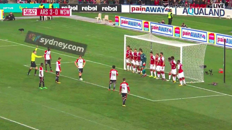 Arsenali vendos të gjithë lojtarët në portë dhe në fund pëson gol nga goditja indirekte (Video)