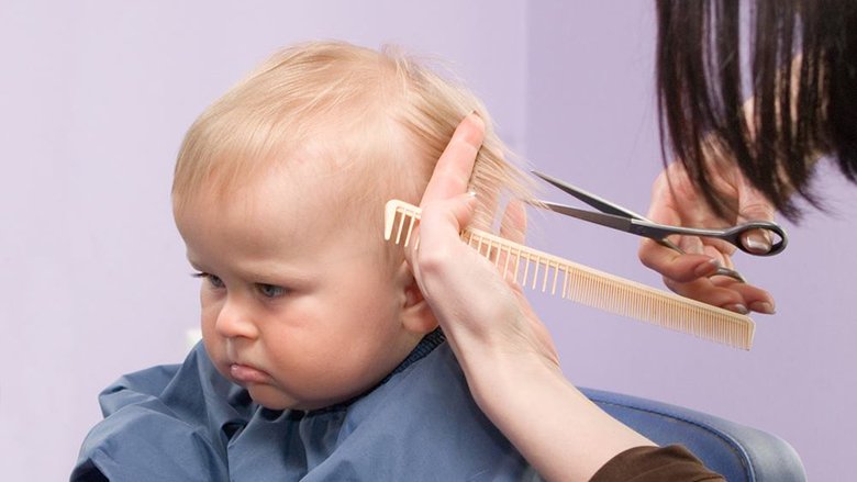 Ekspertët zgjidhën dilemën: A do të jenë flokët e bebes më të dendur dhe më të forta pas qethjes?