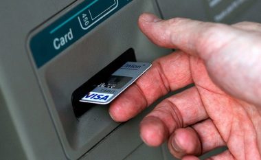 Dyshohet që vidhte para në bankat e Kosovës, arrestohet shtetasi i huaj – i konfiskohen 27 kartela bankare