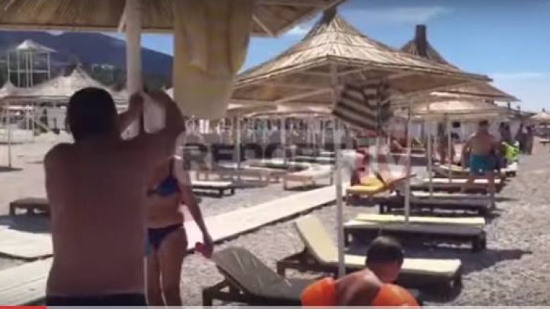 “Dallga gjigante”, pushuesit braktisin të alarmuar plazhin e Drimadhës (Video)