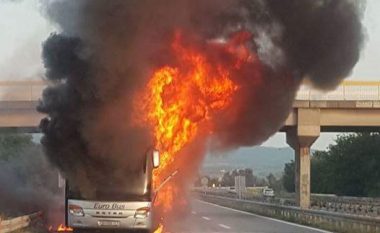 Digjet një autobus që udhëtonte nga Vjena për në Maqedoni (Foto)