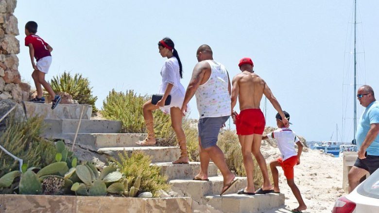 Pushimet e para familjare të Ronaldos me binjakët, Georgina shfaqet joshëse me bikini në pritjen e ëmbël (Foto)