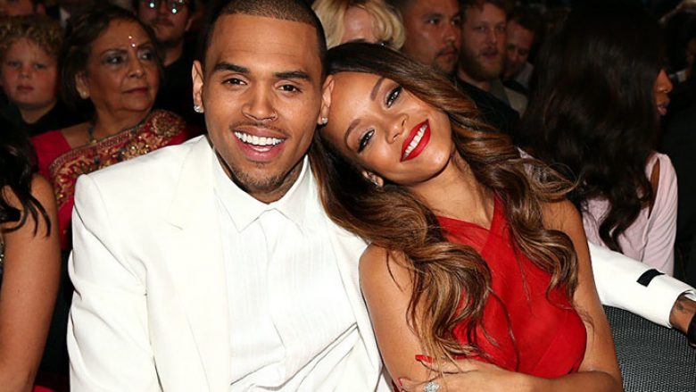 “Pështyu gjak në fytyrën time”, Chris Brown flet për Rihannan