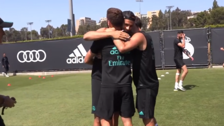 Emocionuese – Momenti kur Alvaro Morata përshëndetet me lojtarët e Realit (Video)