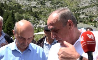 Gjatë prononcimit për media, Mustafa dhe Rugova pengohen nga… delja! (Video)