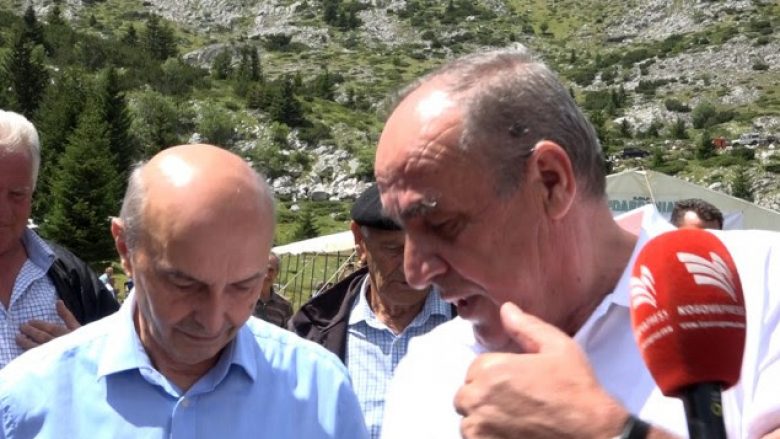 Gjatë prononcimit për media, Mustafa dhe Rugova pengohen nga… delja! (Video)