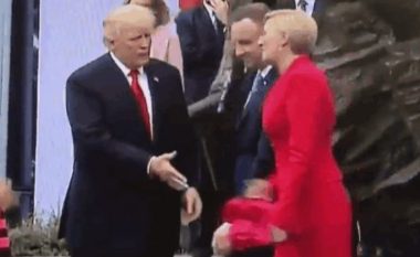 Donald Trumpit i mbetet dora e zgjatur, pasi “injorohet” nga Zonja e Parë e Polonisë (Video)