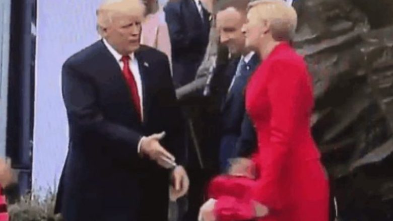 Donald Trumpit i mbetet dora e zgjatur, pasi “injorohet” nga Zonja e Parë e Polonisë (Video)