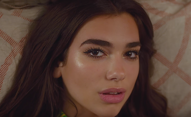 Dua Lipa e pandalshme, sjellë klipin e ri “New Rules” (Video)