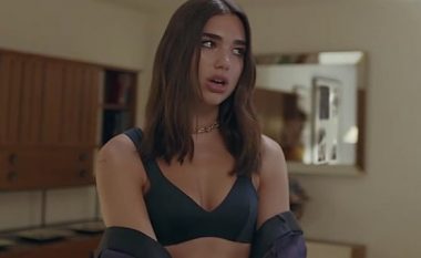 Dua Lipa zhvishet në makinë (Foto)