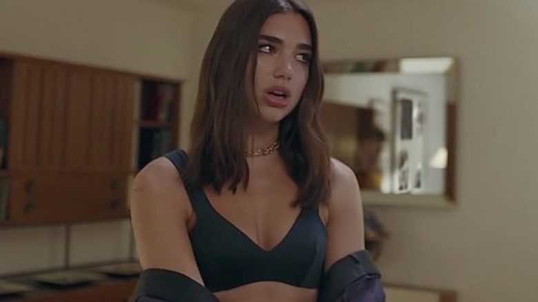 Dua Lipa zhvishet në makinë (Foto)