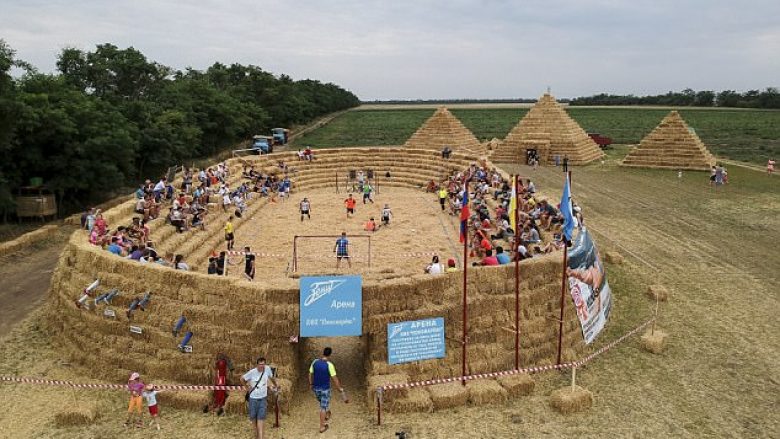 Fermeri ndërton stadium nga kashta (Foto)