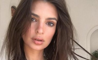 Emily Ratajkowski nuk shfaqet gjithmonë nudo, tash ajo shkëlqen plot stil (Foto)