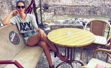 Emina vazhdon pushimet në Mal të Zi (Foto)