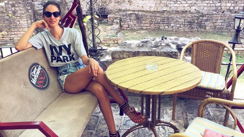 Emina vazhdon pushimet në Mal të Zi (Foto)