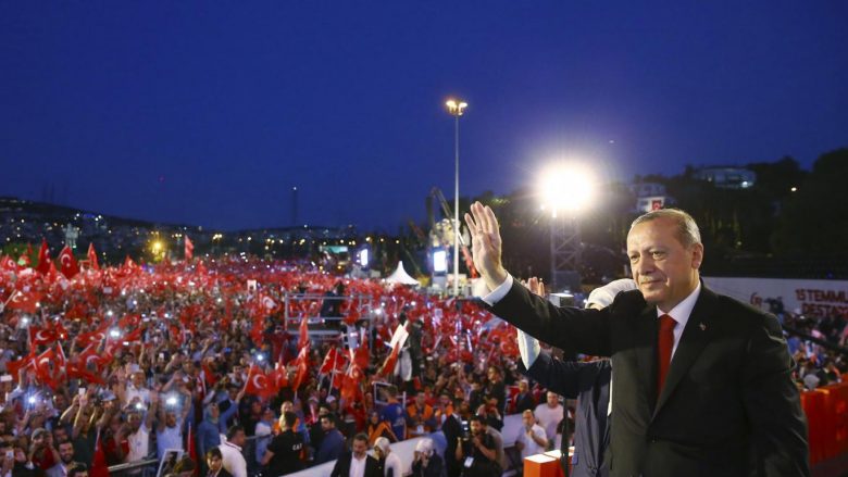 Erdogan, fjalim emocionues në përvjetorin e grushtit të shtetit