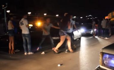 Përleshje e femrave, pas daljes nga një klub nate në Prishtinë (Video, +18)