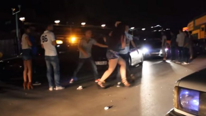 Përleshje e femrave, pas daljes nga një klub nate në Prishtinë (Video, +18)