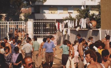 Pamje të rralla të vitit 1990: Mësymja e shqiptarëve në Ambasadën gjermane në Tiranë (Foto)