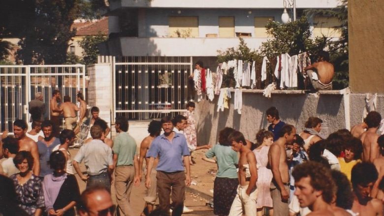 Pamje të rralla të vitit 1990: Mësymja e shqiptarëve në Ambasadën gjermane në Tiranë (Foto)